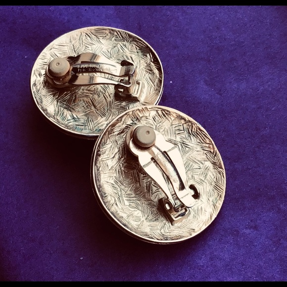 Rare Vintage Givenchy Clip-on Earrings with faux Freshwater Pearl Cabochon - Picture 6 of 7